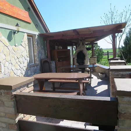 Nicolaj Vendeghaz Es Tanya بيت ضيافة